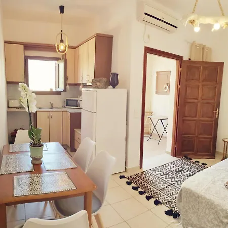 Beachside Ferienhaus Perissa (Santorini)